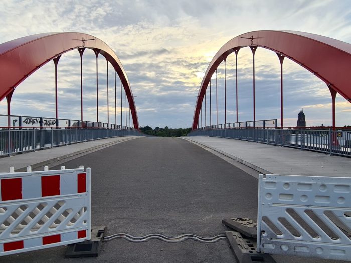 fertige Brücke mit Fußwegen und Radweg