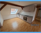 3-Raumwohnung in Köthen im Dachgeschoß - Wohnzimmer und Küche - 3-Raumwohnung unterm Dach in Köthen/Anhalt – Einbauküche ist dabei