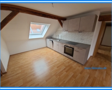 3-Raumwohnung unterm Dach in Köthen/Anhalt – Einbauküche ist dabei - 3-Raumwohnung in Köthen im Dachgeschoß - Wohnzimmer und Küche (366479)