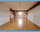 Wohnzimmer mit Küche - 3-Raumwohnung unterm Dach in Köthen/Anhalt – Einbauküche ist dabei