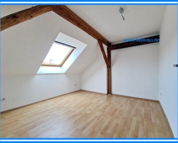 3-Raumwohnung unterm Dach in Köthen/Anhalt – Einbauküche ist dabei - Schlafzimmer (366484)