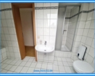 Bad mit Dusche - Außergewöhnliche 2-Raumwohnung mit Dusche und Wanne in Köthen/Anhalt