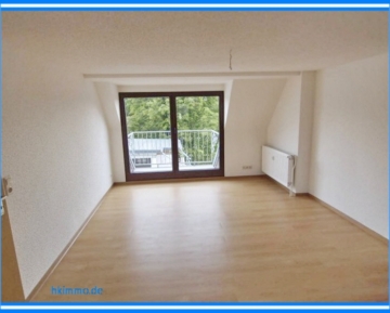Saniertes Denkmal: 2-Raum-Wohnung mit Balkon, EBK & E-Ladestation - Wohnzimmer mit Balkon (373685)
