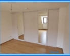 Schlafzimmer mit Einbauschrank - Saniertes Denkmal: 2-Raum-Wohnung mit Balkon, EBK & E-Ladestation