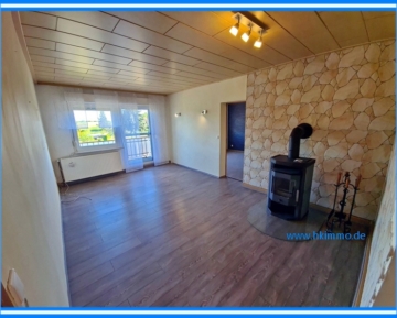 Eigentumswohnung mit Balkon in Reppichau – 4 Zimmer Küche Bad – mit Einbauküche - Wohnzimmer mit Kaminofen (366500)