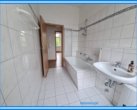 Bad mit Wanne - Kleine 2-Raumwohnung mit Küche und Bad!