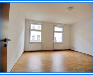 2-Raumwohnung im Erdgeschoss mit Balkon in Köthen ! - Wohnzimmer mit Küche (399961)